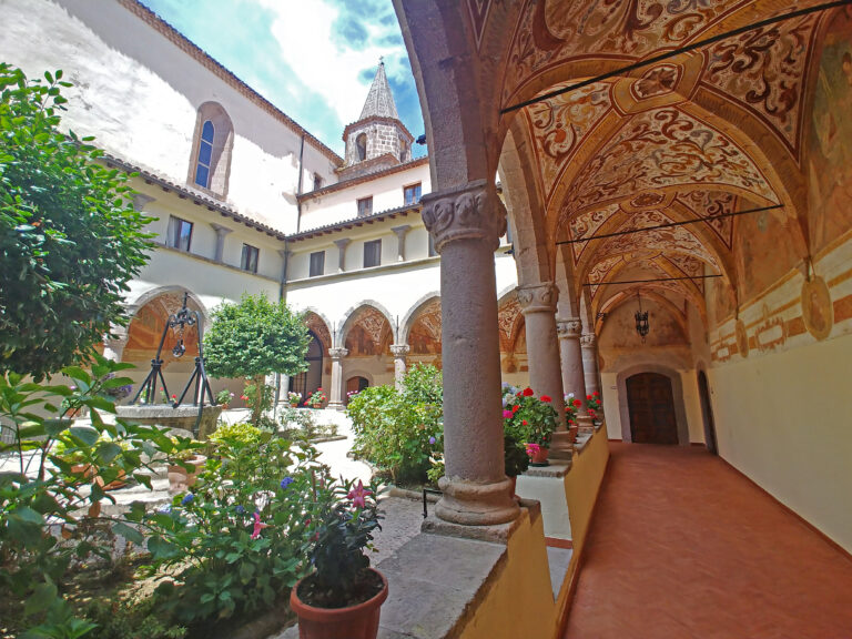 Roccamonfina,_santuario_di_Maria_Santissima_dei_Lattani,_convento_-_Chiostro_4